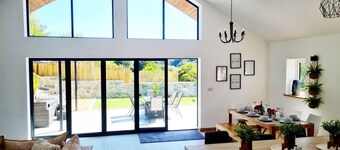 4 Bed Villa Sleeps 8 -Private Terrace-Free parking