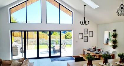 4 Bed Villa Sleeps 8 -Private Terrace-Free parking