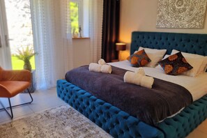 4 bedrooms, iron/ironing board, WiFi, bed sheets - 4 Bed Villa Sleeps 8 -Private Terrace-Free parking (BOJEA, Cornwall)