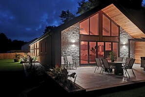 Outdoor dining - 4 Bed Villa Sleeps 8 -Private Terrace-Free parking (BOJEA, Cornwall)