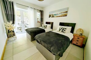 4 bedrooms, iron/ironing board, WiFi, bed sheets