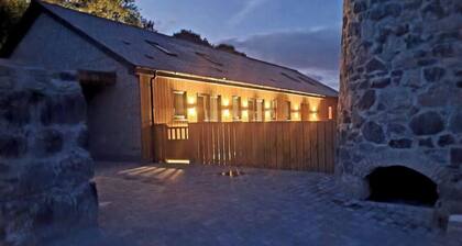 4 Bed Villa Sleeps 8 -Private Terrace-Free parking