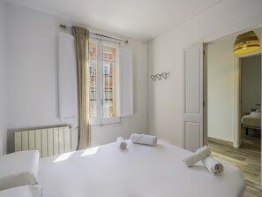3 bedrooms, iron/ironing board, internet, bed sheets