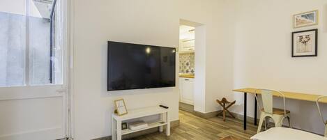 3 عدّة غرف نوم ومكواة/لوح كي وخدمة الإنترنت وملاءات أسرّة