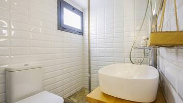 Een haardroger, handdoeken