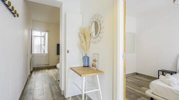 3 多间卧室、熨斗/熨衣板、上网接入、床单