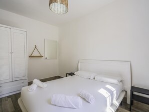3 bedrooms, iron/ironing board, internet, bed sheets
