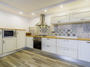 Fridge, microwave, oven, dishwasher - Mediterranean House in Badalona (Badalona)