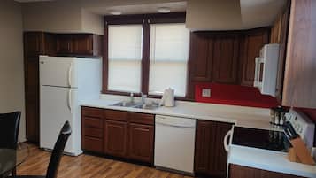 Réfrigérateur, micro-ondes, plaque de cuisson, lave-vaisselle