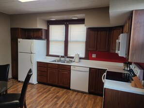 Frigorifero, microonde, piano cottura, lavastoviglie