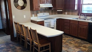 Réfrigérateur, micro-ondes, plaque de cuisson, lave-vaisselle