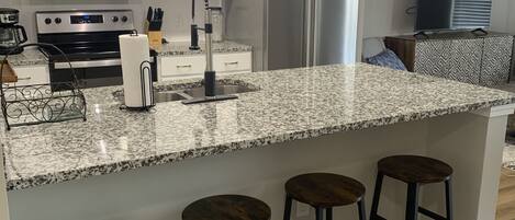 Kylskåp, mikrovågsugn, spishäll och kaffe- och tebryggare