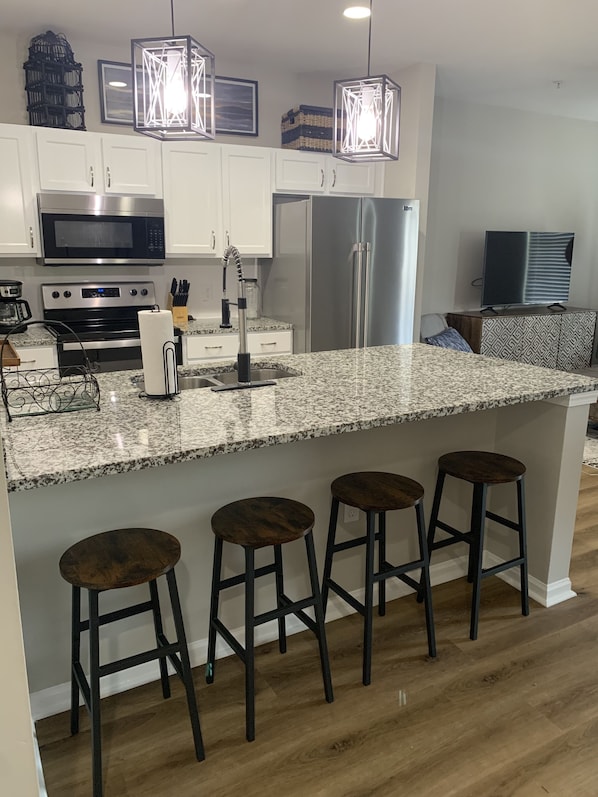 Frigorifero, microonde, piano cottura, macchina per tè/caffè