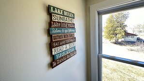 Una pared con varios letreros de madera con distintas frases.