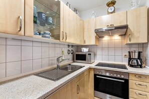 Frigorifero, microonde, forno, piano cottura