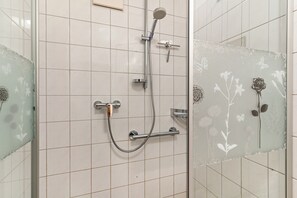 Een douche, een haardroger, handdoeken
