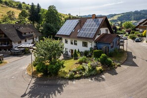 Ein Wohngebiet mit Häusern, Solaranlagen und einer Straße.