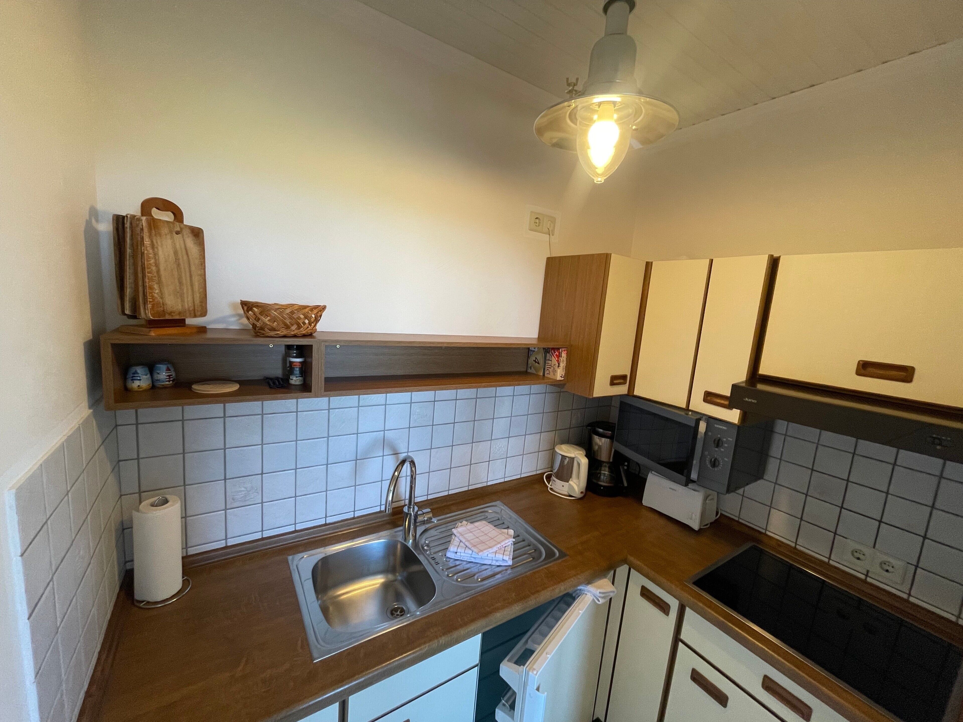 Kühlschrank, Mikrowelle, Herdplatte, Wasserkocher mit Kaffee-/Teezubehör