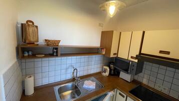 Refrigerador, microondas, parrilla de estufa y cafetera y tetera