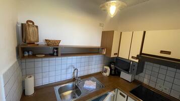 Réfrigérateur, micro-ondes, plaque de cuisson, cafetiÚre/bouilloire