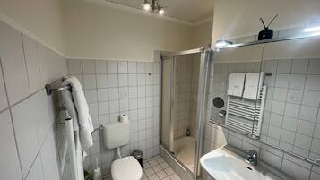Dusche, Haartrockner, Handtücher