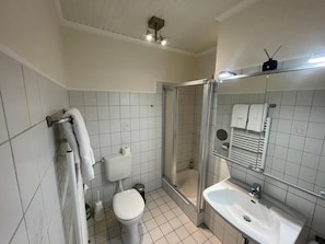 Dusche, Haartrockner, Handtücher