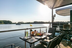 Outdoor dining - Houseboat Joana with large sun terrace in Zehdenik (Zehdenick)