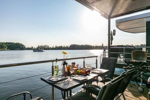 Houseboat Joana with large sun terrace in Zehdenik