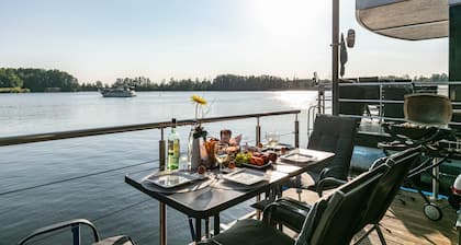 Houseboat Joana with large sun terrace in Zehdenik
