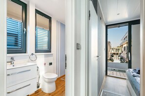 Shower, free toiletries, hair dryer, towels - Houseboat Joana with large sun terrace in Zehdenik (Zehdenick)