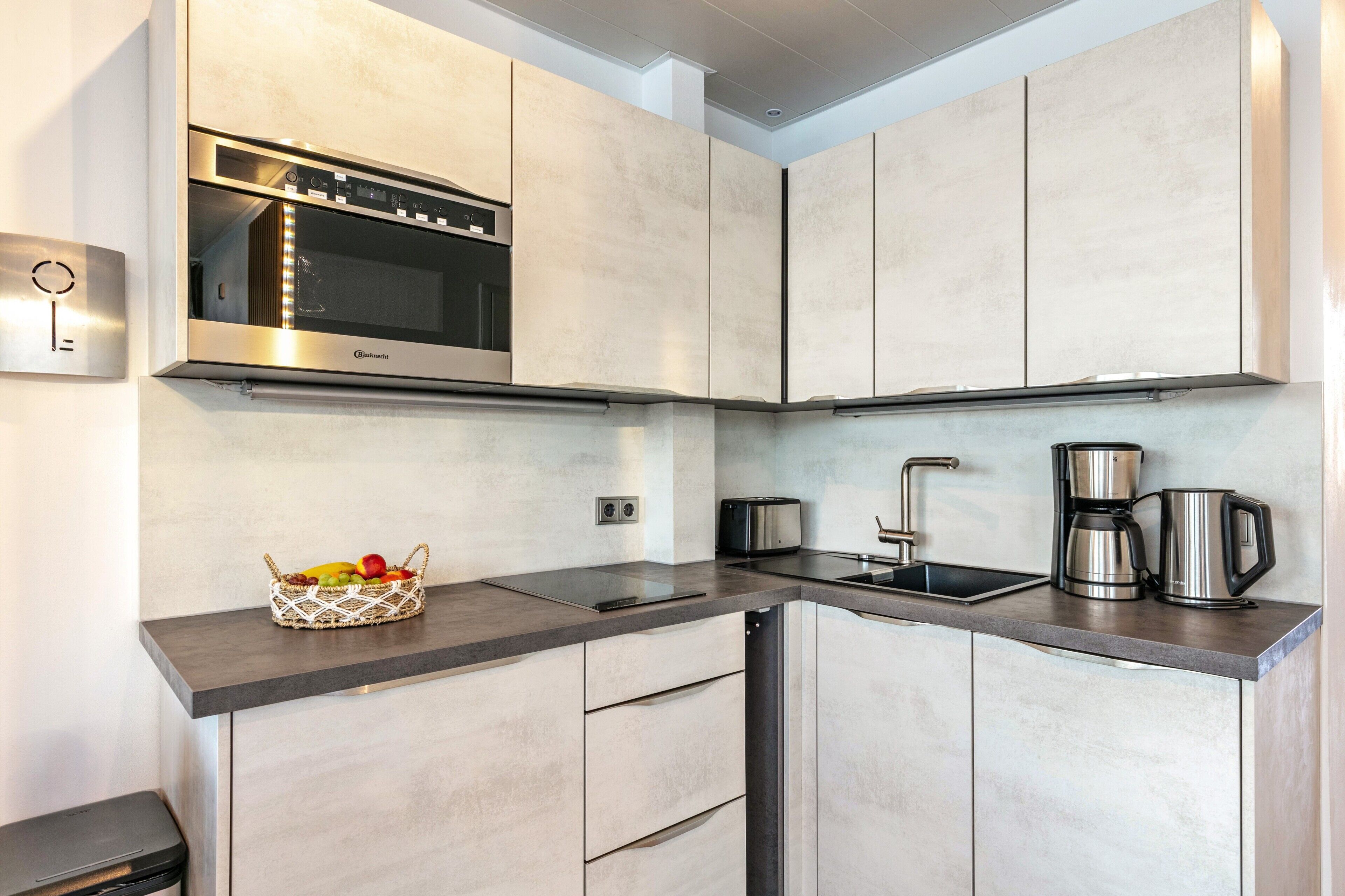 Kühlschrank, Mikrowelle, Herdplatte, Geschirrspüler