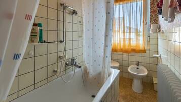 Bathtub, free toiletries, hair dryer, towels