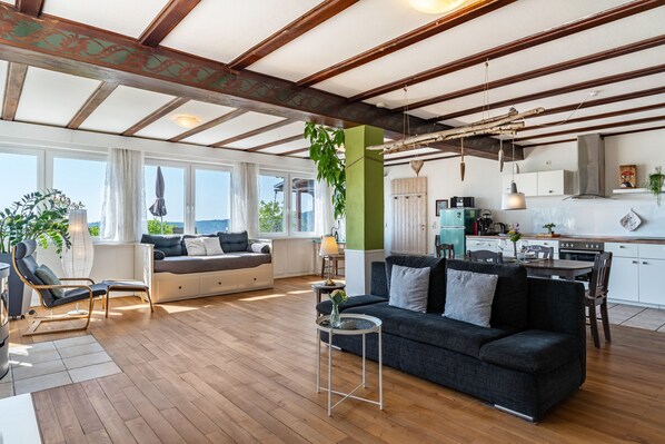 Téléviseur, foyer, lecteur de DVD, chaîne audio