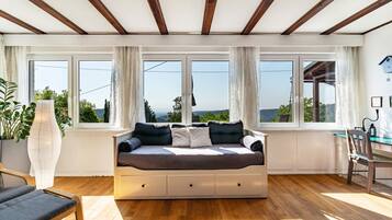 Fernseher, Kamin, DVD-Player, Stereoanlage