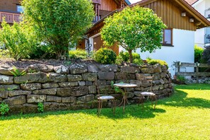 Outdoor dining - Apartment 'Haus Erlenmaier' with Shared Garden and Wi-Fi (Schömberg)