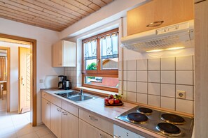 Fridge, oven, stovetop, coffee/tea maker - Apartment 'Haus Erlenmaier' with Shared Garden and Wi-Fi (Schömberg)