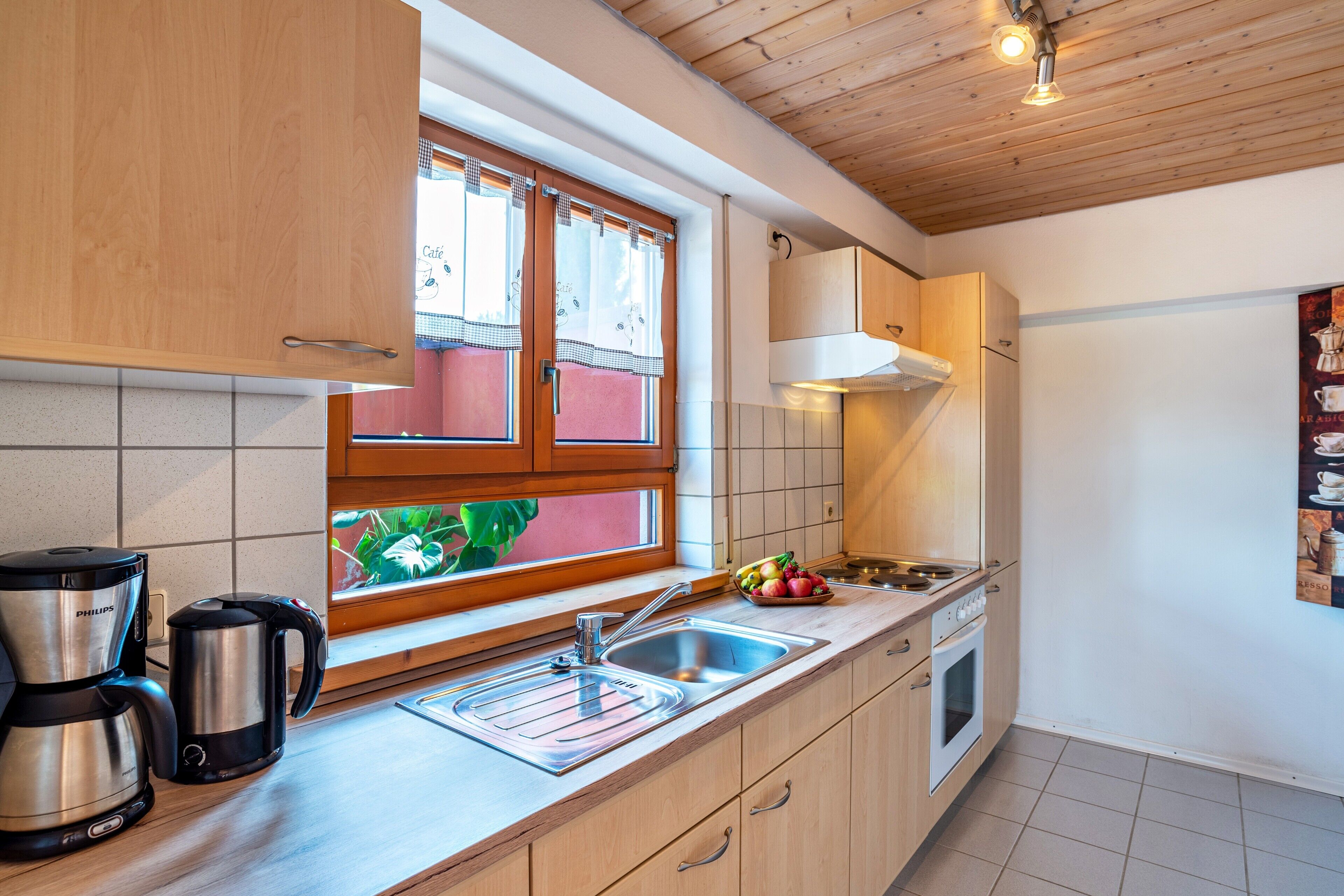 Fridge, oven, stovetop, coffee/tea maker