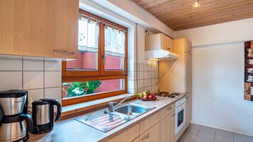 Fridge, oven, stovetop, coffee/tea maker