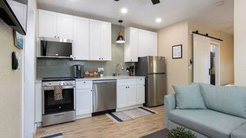 Een koelkast, een magnetron, een oven, een kookplaat