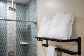 Shower, hair dryer, towels, soap - Avocado Casita 10 mins to Beaches (Gulfport)