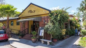 Un bâtiment jaune avec une enseigne « Ra’s » sur la façade.