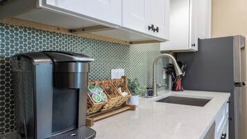 Een koelkast, een magnetron, een oven, een kookplaat