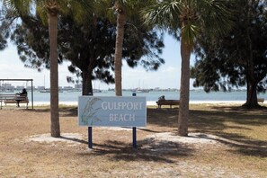 Chaises longues, serviettes de plage
