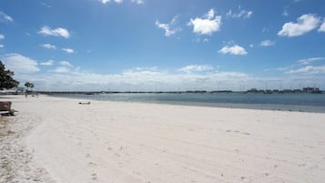 Ligstoelen aan het strand, strandlakens