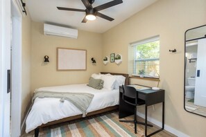 1 dormitorio, escritorio, tabla de planchar con plancha y wifi