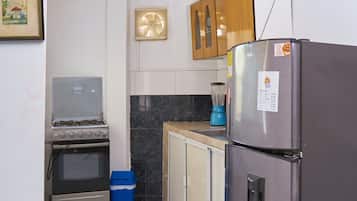 Basic Apartment | Private kitchen | Fridge, coffee/tea maker, cookware/dishes/utensils