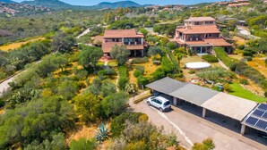 Un'ampia casa con un vialetto spazioso, un carport coperto e un pannello solare.