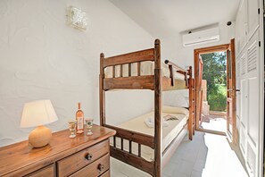 2 bedrooms, WiFi, bed sheets