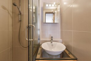 Dusche, Haartrockner, Handtücher