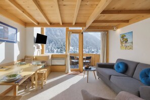 Living room - Grand Roc C413 280m from Slopes, Mont-Blanc View & Parking, Argentière (Chamonix), France (Argentière (Chamonix))